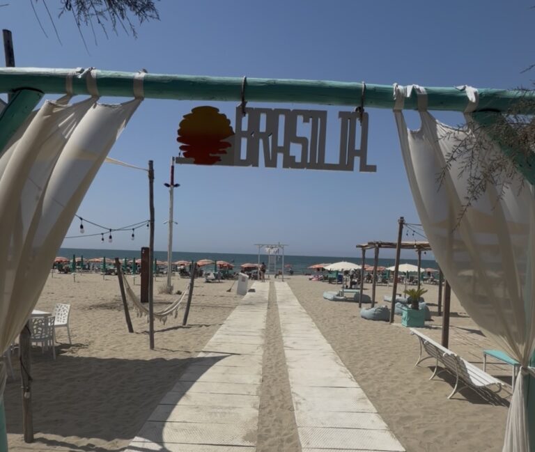 Ferragosto sul mare a due passi da Roma: tre serate speciali da Brasilia Passoscuro tra eclissi, cene in spiaggia e fuochi d’artificio